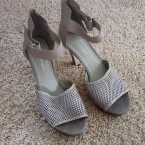 Via Spiga  Grey Leather Heels